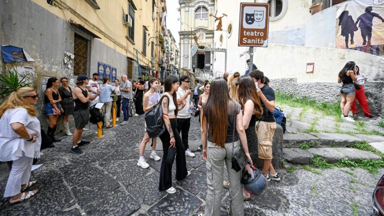 Napoli, in fila con le mamme per un posto in tivù: “Il sogno di diventare Luisa Ranieri”