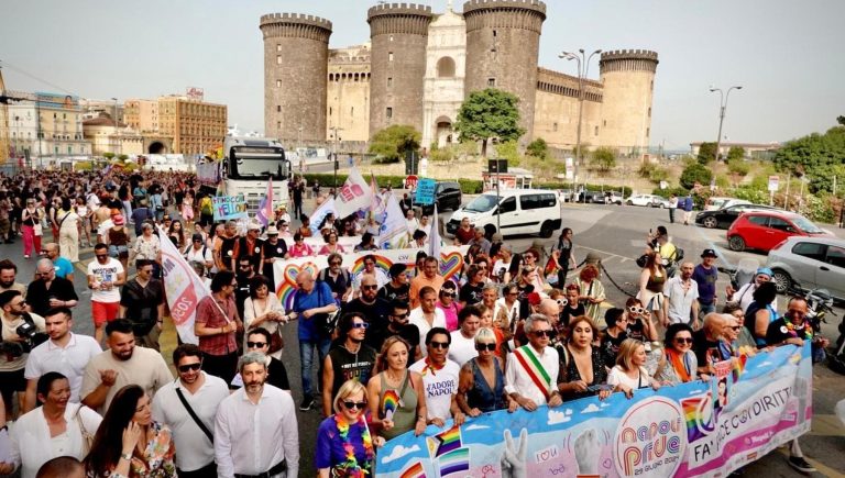 Napoli Pride: via al maxi corteo e al concertone. Ci sono anche De Luca e Manfredi