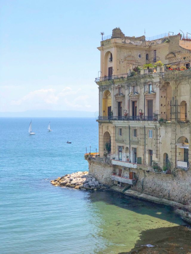 Spiagge di Posillipo a Napoli: come prenotare online l’accesso gratuito per le spiagge ai lati di Palazzo Donn’Anna