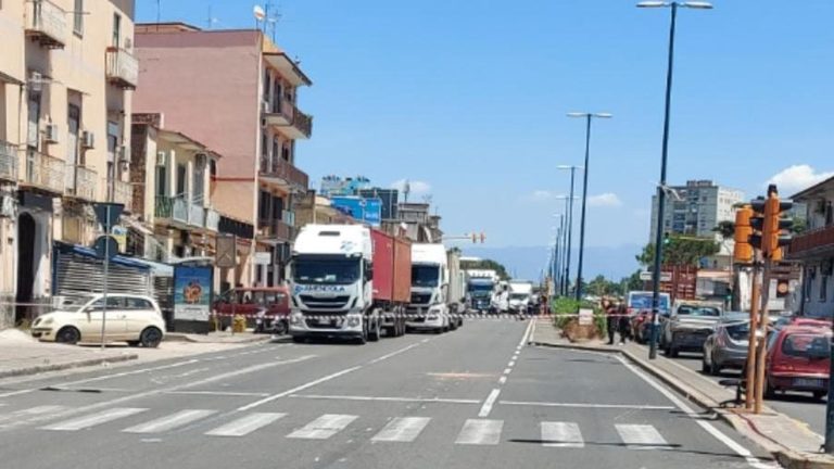 Travolta e uccisa da autoarticolato a Napoli, morta 67enne in via Argine mentre attraversava la strada