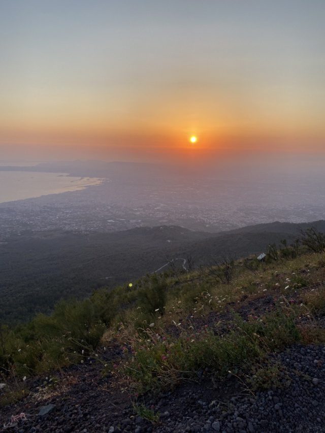 Vesuvio sotto le stelle: passeggiate notturne lungo i sentieri del Vesuvio