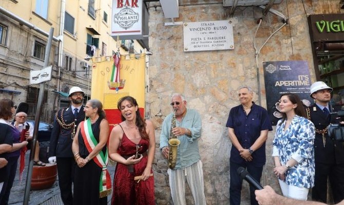 Al Pendino una strada porta il nome del poeta e paroliere Vincenzo Russo (1876-1904)