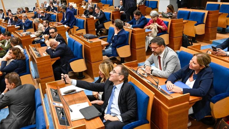 Autonomia, la Lega si fa il selfie in aula mentre si vota per il referendum