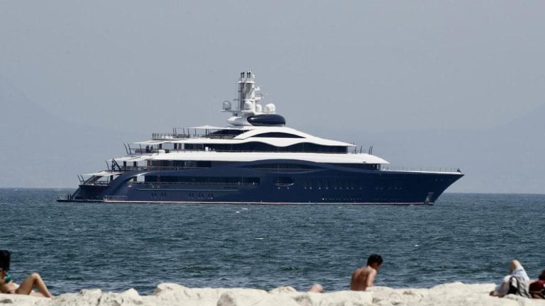 E sul lungomare di Napoli ecco il mega yacht di Mister Meta, Mark Zuckerberg: folla di curiosi