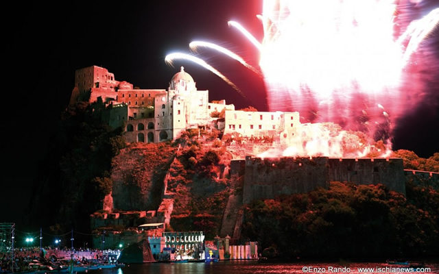 Festa a Mare di Sant’Anna 2024 a Ischia con la processione a mare e i fuochi d’artificio