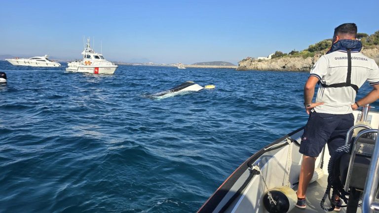 Ischia, affonda motoscafo: tratti in salvo i sei occupanti