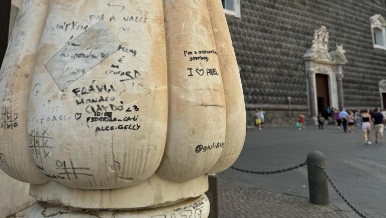 Piazza del Gesù: partita a tris sulla guglia dell’Immacolata