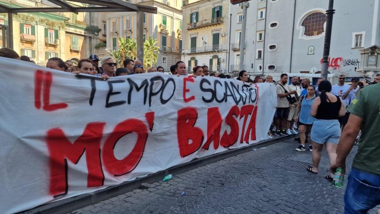 Scampia, sfollati in piazza: “Chiediamo case e dignità”. Il Comune di Napoli attiva un fondo e apre alle donazioni