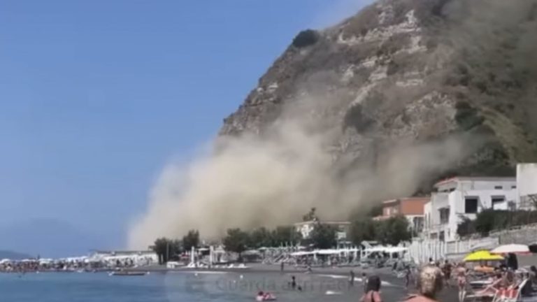 Smottamento a Monte di Procida, paura in spiaggia