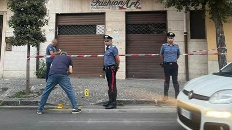 Bambino giù dal balcone a Sant’Anastasia. Scortato dai carabinieri in ospedale a Napoli: è in pericolo di vita