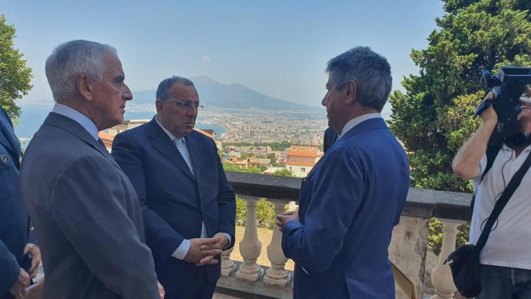 Castellammare, il mare torna balneabile dopo 50 anni. Il prefetto Di Bari: “Garantiremo sicurezza per le migliaia di bagnanti”