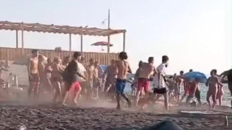 Ercolano, rissa in spiaggia per una ragazza: denunciati tre ragazzi