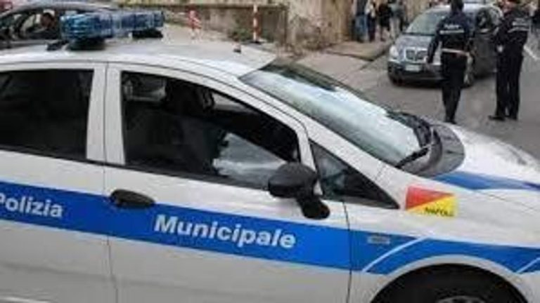 Musicisti di strada reagiscono ai controlli, multati e denunciati