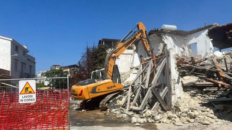 Post-sisma, ruspe a Casamicciola: giù 7 edifici danneggiati. Regione, via al piano di ricostruzione di Ischia