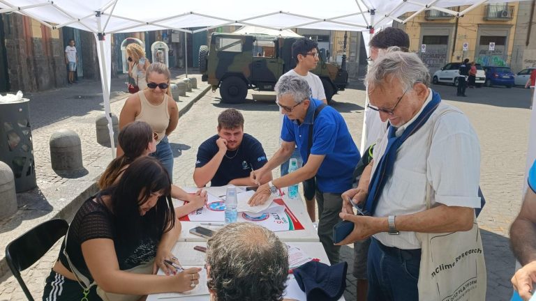 Referendum Autonomia si firma anche in spiaggia “Una legge fatta da razzisti”