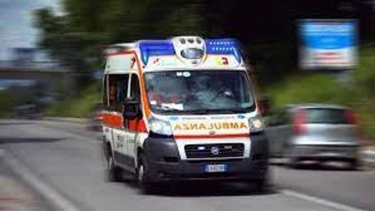 Spari durante torneo notturno di beach soccer: due ragazzini feriti da colpi di fucile ad aria compressa. Gare sospese, indagini in corso