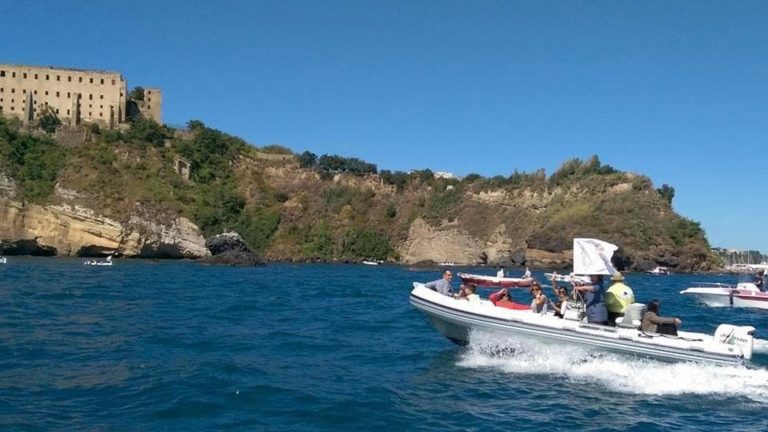 Trasporti e sanità, Procida troppo “isolata”: c’è la protesta dei fazzoletti bianchi