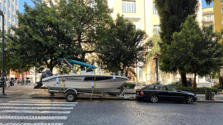 Un motoscafo sulle strisce pedonali nel cuore di Napoli