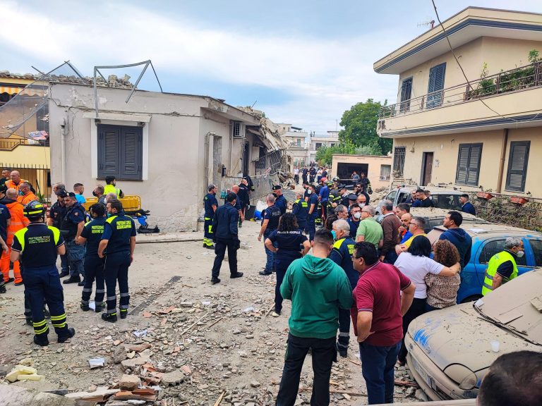 Napoli, crolla palazzina dopo esplosione: morti due bambini e la madre. Dispersa la nonna