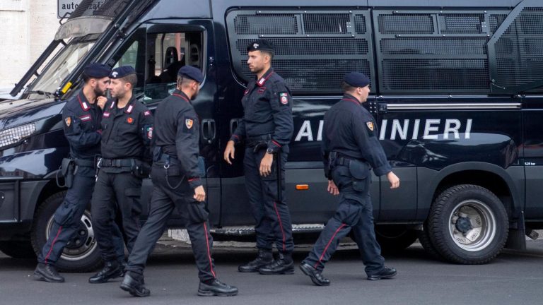 Allarme bomba a Calvizzano: su una panchina un vecchio telefono, una radiolina e fogli con lo schema di un ordigno. Il sindaco Pirozzi: “L’autore sarà individuato”