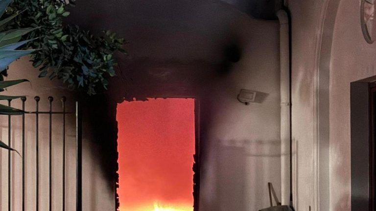 Incendio in un locale vicino alla chiesa di Santa Sofia ad Anacapri. Ustionata donna in difficoltà, il parroco la ospitava in una stanza