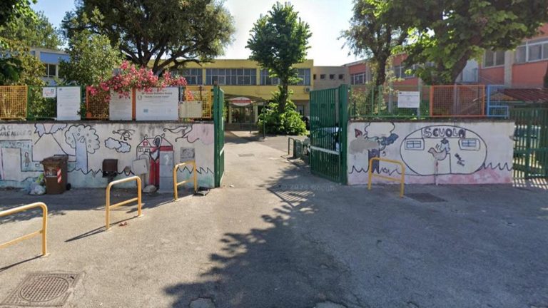 Napoli, bagni a scuola riparati su richiesta del politico: protesta la Municipalità