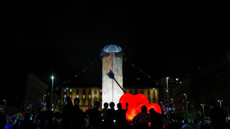 Parlano i figli di Gaetano Pesce: “Papà voleva celebrare il lato più femminile e colorato di Pulcinella. Era il suo gesto d’amore per Napoli”