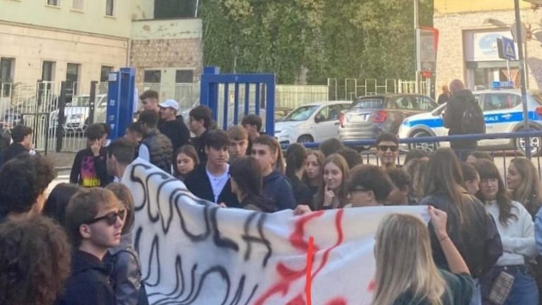 Potenza, rubinetti a secco: protestano gli studenti del liceo Classico