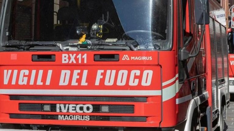 A fuoco capannone industriale nel Casertano: area invasa dal fumo, vigili del fuoco al lavoro da oltre 12 ore