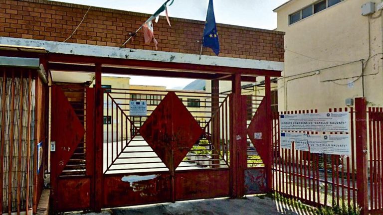 Castellammare di Stabia, la furia in chat e il raid: trenta genitori a scuola per picchiare la prof