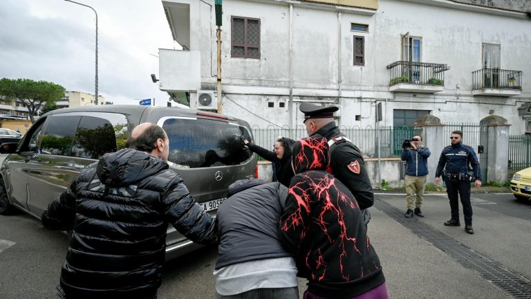 Ercolano, lo strazio della madre delle gemelle: “Non ho più le mie figlie, ora sono sola”