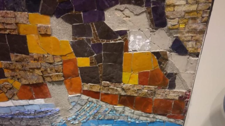 Metro Linea 1, vandalizzato un mosaico della stazione dell’arte Vanvitelli