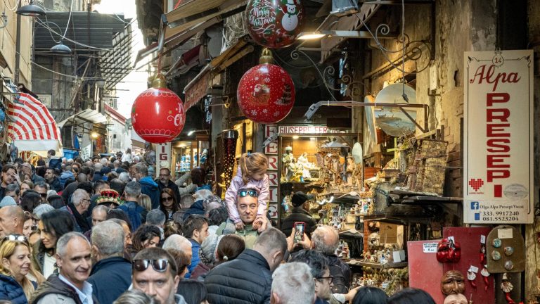 Napoli, San Gregorio Armeno: oggi senso unico a piedi. “Ma troppi tavolini e ambulanti in strada”