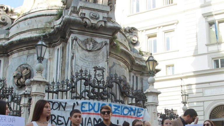 Una città rosso sangue: da Giogiò a Santo le vittime innocenti e la gioventù bruciata