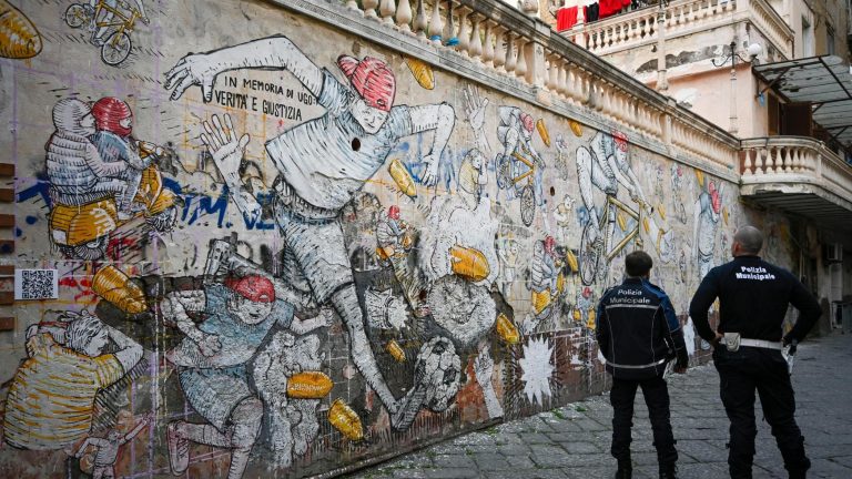 Murale dello street artist Blu per Ugo Russo, controlli dei vigili: verso la rimozione