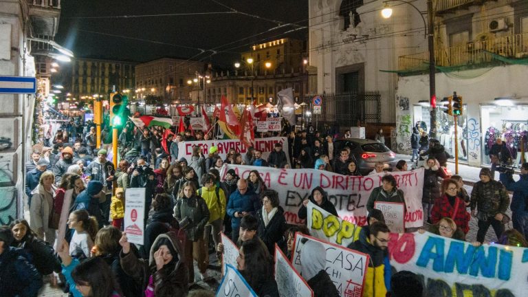 Napoli, il corteo di “Affittopoly”: “Stop case vacanza e B&b nel centro storico Unesco”