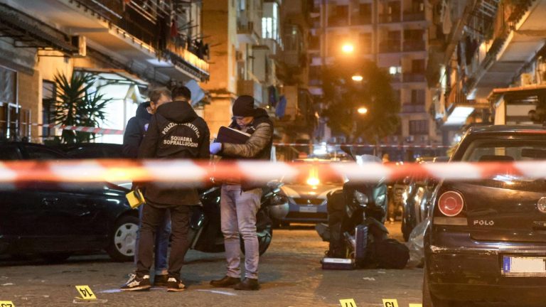 Napoli, la “Gomorra” del rione ‘Case nuove’: “In strada con il mitra, sembra l’Isis”