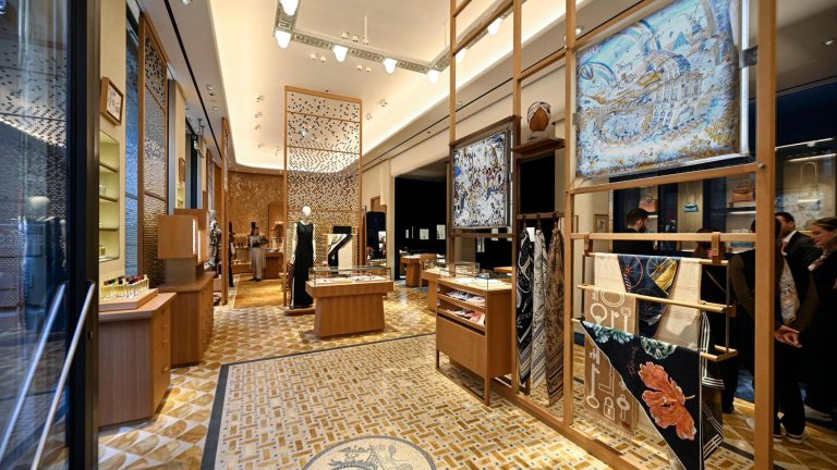 Napoli, l’alta moda abita nel cuore di Chiaia: riapre Hermès, presto Yves Saint Laurent