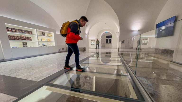 Napoli, sorpresa Palazzo Reale: le ceramiche recuperate in fondo all’antico pozzo