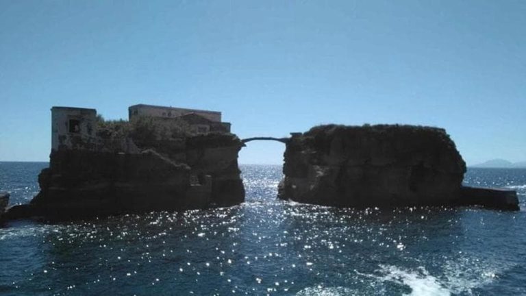 Raddoppio degli scarichi a mare: “A rischio il paradiso della Gaiola”