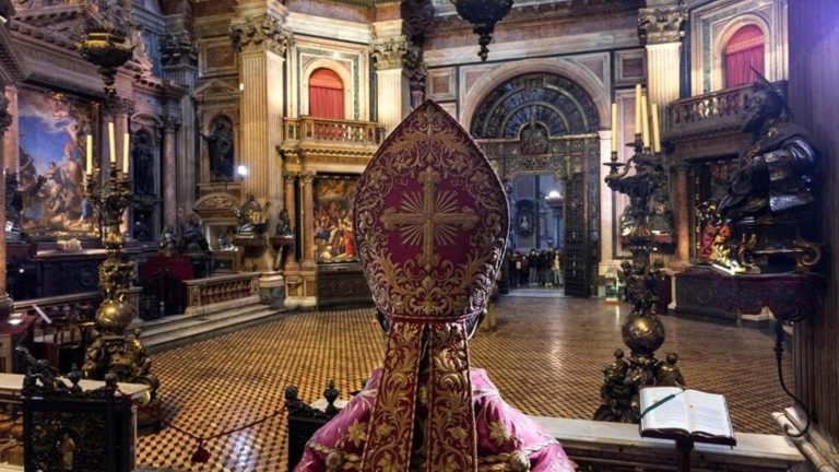 San Gennaro, nel Duomo di Napoli si attende il miracolo di dicembre: il sangue non è ancora sciolto