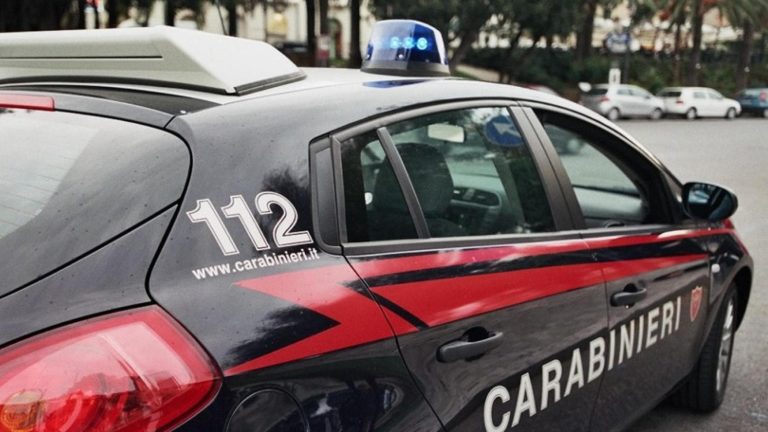 Si ribalta con l’auto e finisce cotnro guardrail, morto 24enne a Cardito