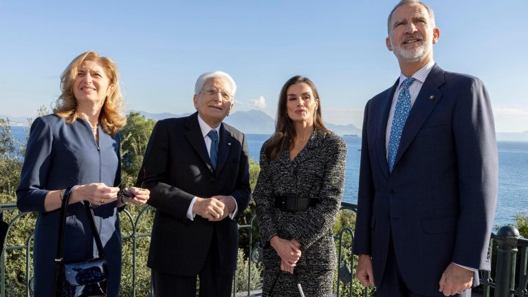 Standing ovation per re Felipe e Mattarella al San Carlo, il sovrano: “Spagna e Napoli unite”