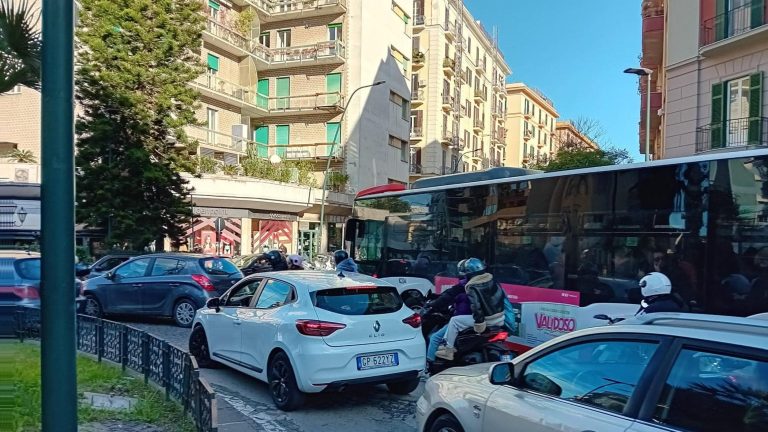 Vomero nella morsa dal traffico. Municipalità e comitati: “Subito la Ztl”