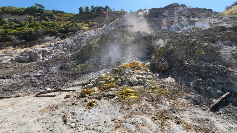 Bradisismo nei Campi Flegrei, aumento delle fumarole dovuto al gas del magma in risalita