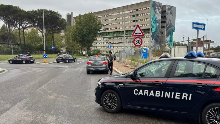 Cade in un tombino per recuperare chiavi: salvato da cittadini e carabinieri