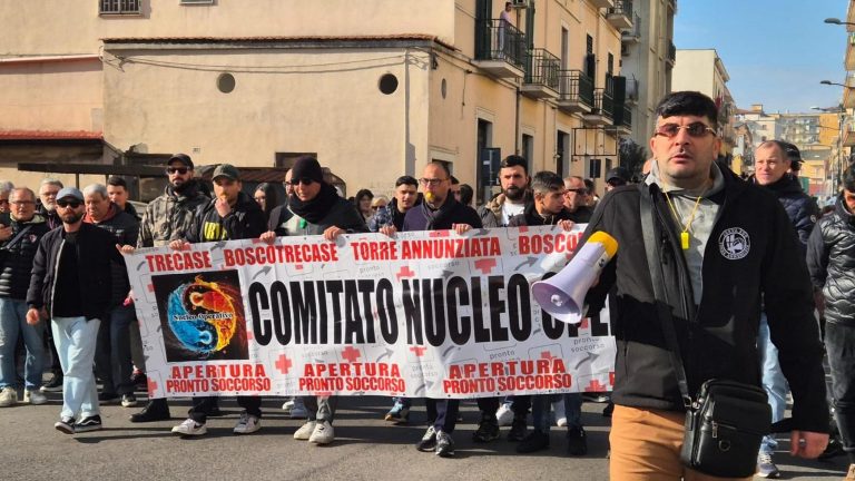 Da Torre Annunziata a Boscotrecase, la marcia contro De Luca: “Riapra il pronto soccorso”