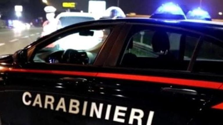 Evade domiciliari e colpisce titolare di un bar con mazza da baseball: vittima in prognosi riservata