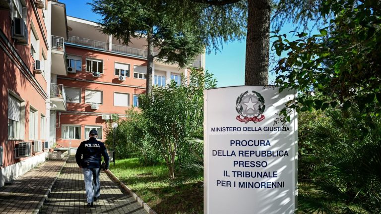 Lo stipendio d’oro del pusher ragazzino. “Ottomila euro al mese per lo spaccio”