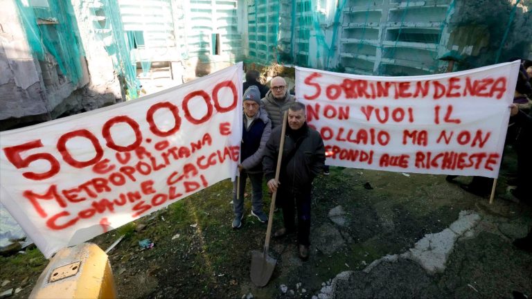 Napoli, crollo a Poggioreale. I parenti dei defunti: “Scaviamo per ritrovare i nostri cari”